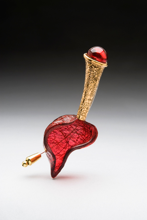 Voiceless, a brooch from Mary Lynn Podiluk’s collection, Metalanguage. Source.